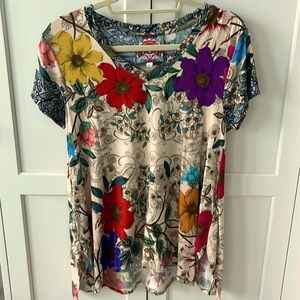 Johnny Was v-neck short sleeve tee